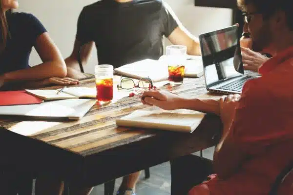 Les meilleures solutions de prise de notes pour des réunions plus productives